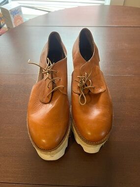 MICHELLE BELAU | WOMEN’S TAN LEATHER PLATFORM LACE-UP FLATS